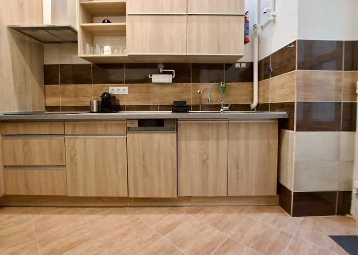 Standard By Hi5- In * Boedapest